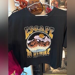 Women’s Cropped Graphic Short Sleeve Tee Size Large